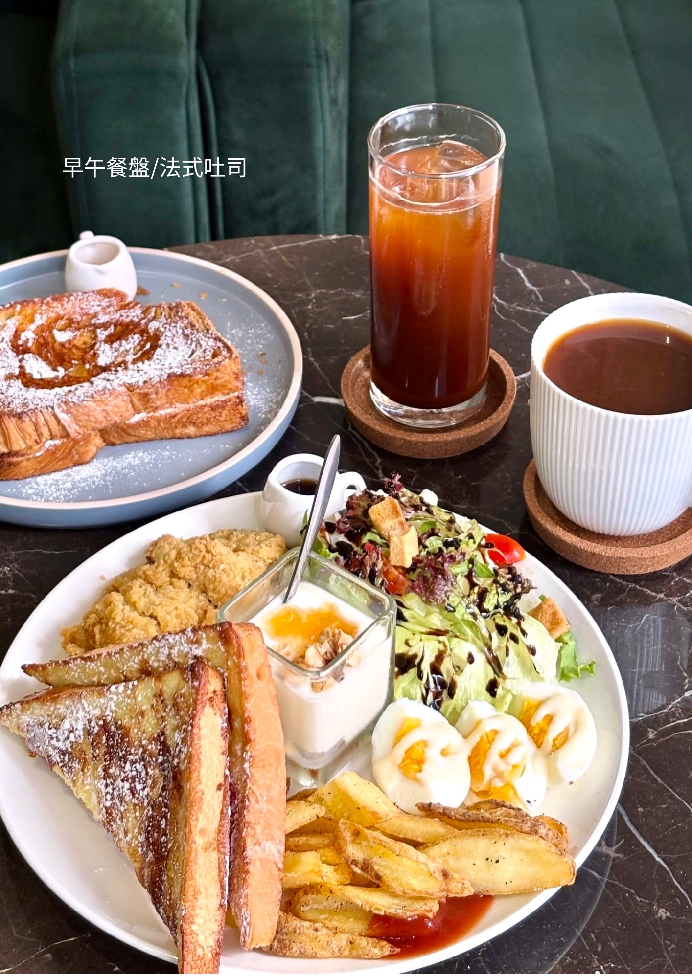 舞齡餐廳寬敞用餐空間，白色大理石桌、灰色餐椅與水晶吊燈，落地玻璃俯瞰宴會廳